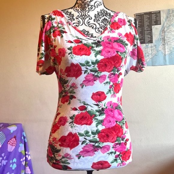 Floral V-Neck Top w/ open sleeves - Picture 1 of 7